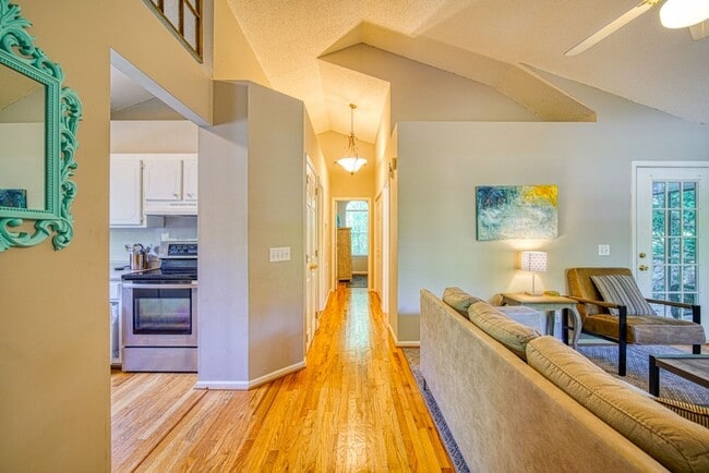 Building Photo - Adorable 2 BR, 2 BA Home - Greater North Main Area, Greenville