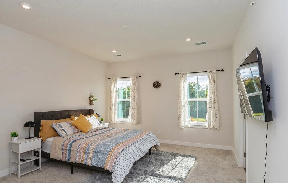 Building Photo - 6702 Sycamore Way