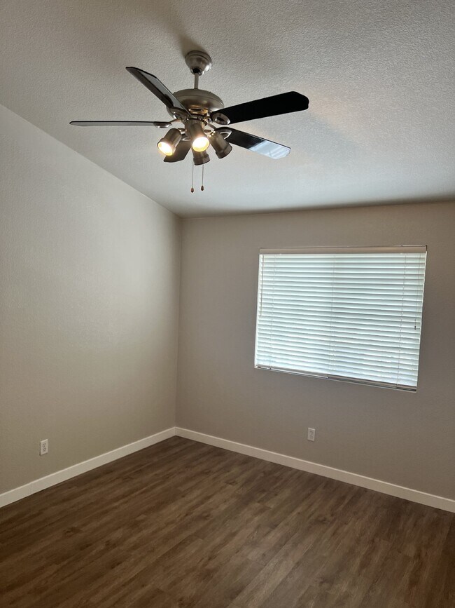 Building Photo - Beautiful Condo in Steeplchase!