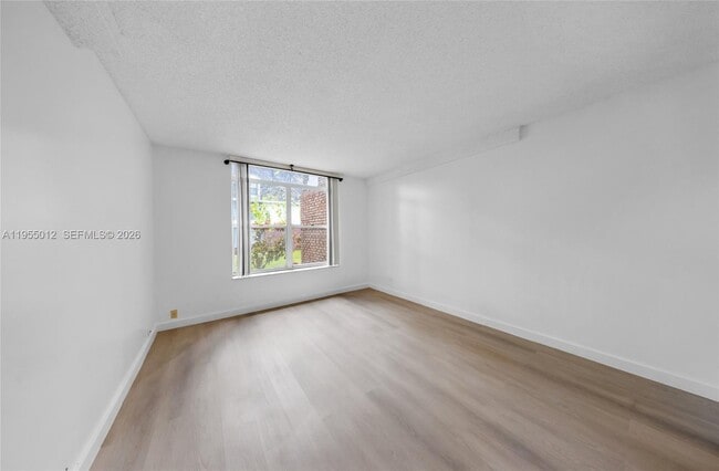 Building Photo - 3650 Inverrary Dr