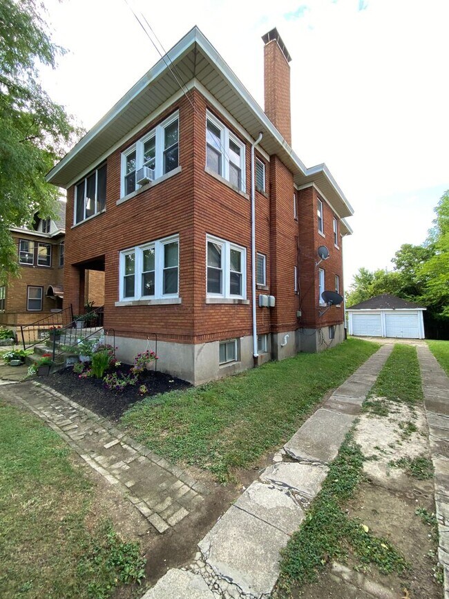 Building Photo - COVEDALE - Charming 3 bed apt, upstairs of...