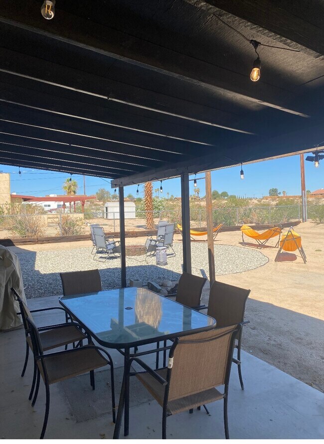 Building Photo - 72654 Sunnyslope Dr