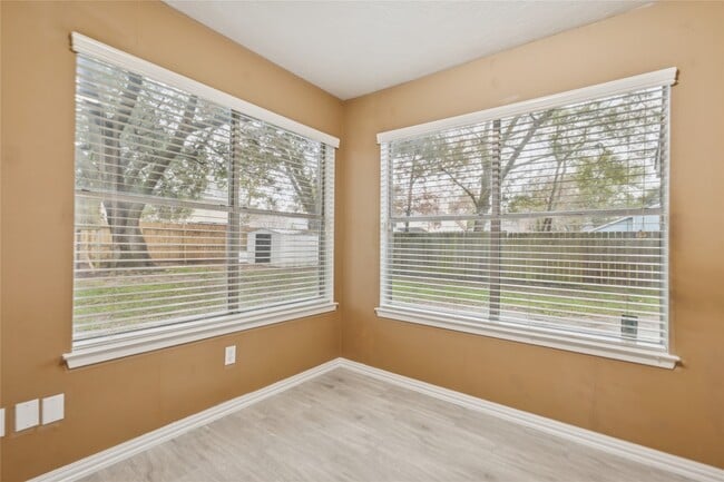 Building Photo - 8610 Lake Crystal Dr