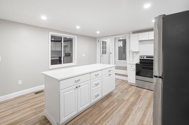 Building Photo - 98 Southville Rd