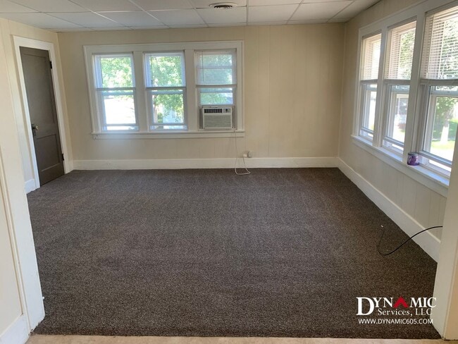 Building Photo - Upper Level 2 Bedroom, 1 Bathroom Duplex