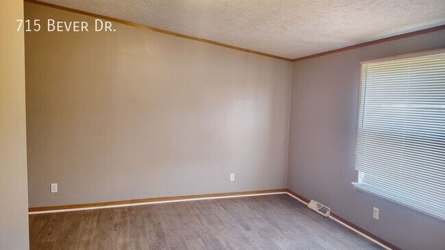 Building Photo - 715 W Bever Dr