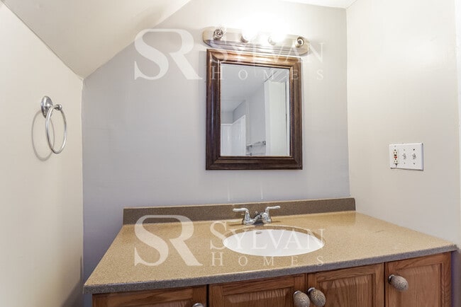 Building Photo - Cute, cozy and comfortable 3 BR, 2 BA home
