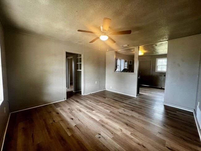 Building Photo - Home in Slaton