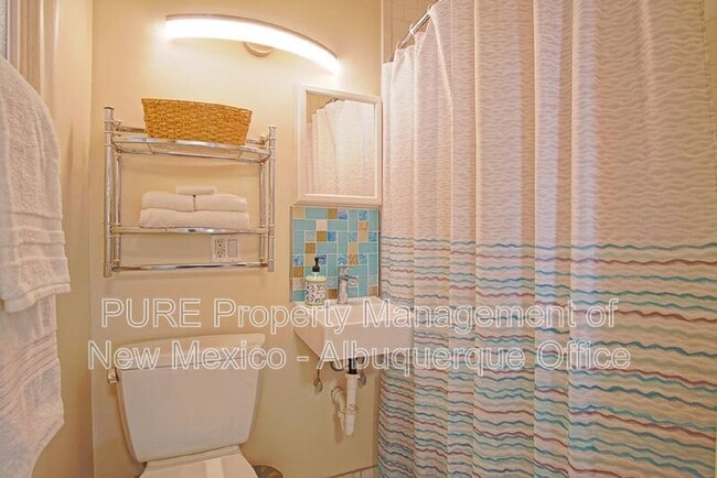 Building Photo - 404 Dartmouth Dr SE