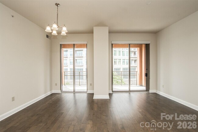 Building Photo - 701 Royal Ct