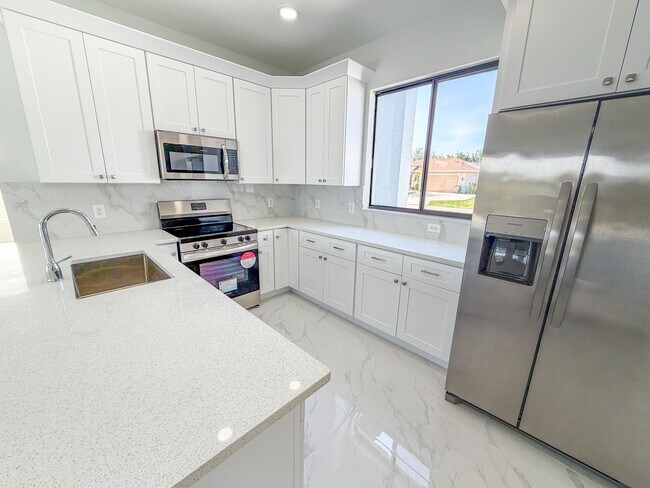 Building Photo - 1227 SE 3rd Ave