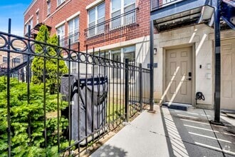 Building Photo - 754 W Evergreen Ave