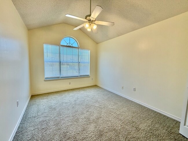 Building Photo - 437 S Shore Dr