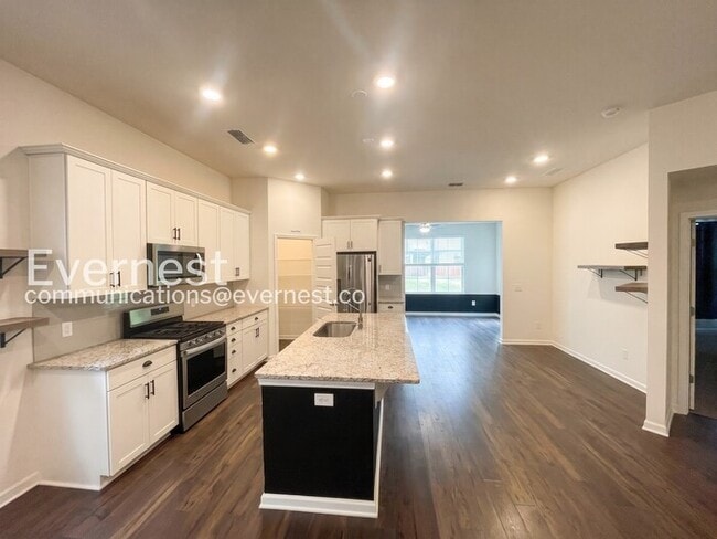 Building Photo - 3 Bed/3 Bath Townhome with Garage / Available Now!