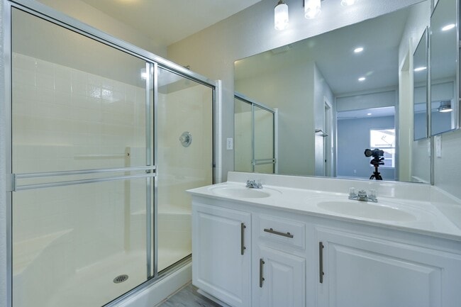 Building Photo - NW!!! 4 bedrooms!!! Pool and Spa!!! All ti...