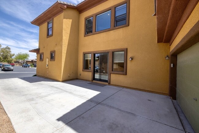 Building Photo - GATED NW HOME - 4 BEDROOMS W/ 1 BED AND BA...