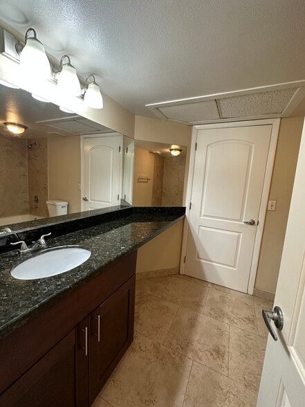 Building Photo - 2850 N Oakland Forest Dr