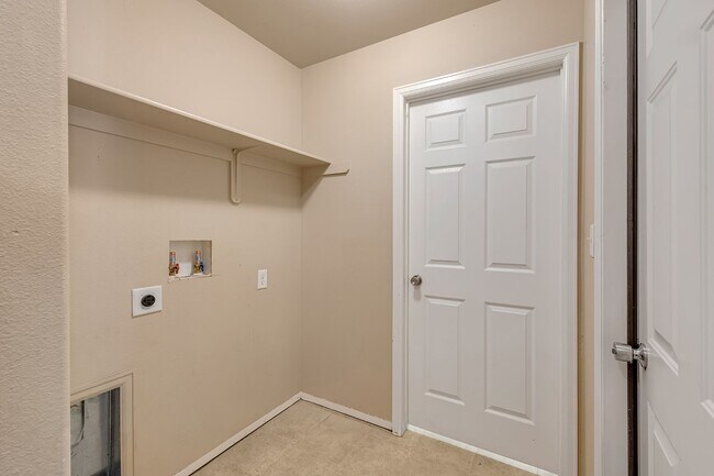 Building Photo - Spacious Multi-Level Townhome in Brookwillow