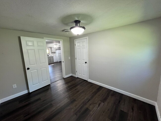 Building Photo - Completely remodeled 3 Bedroom home in Irma!