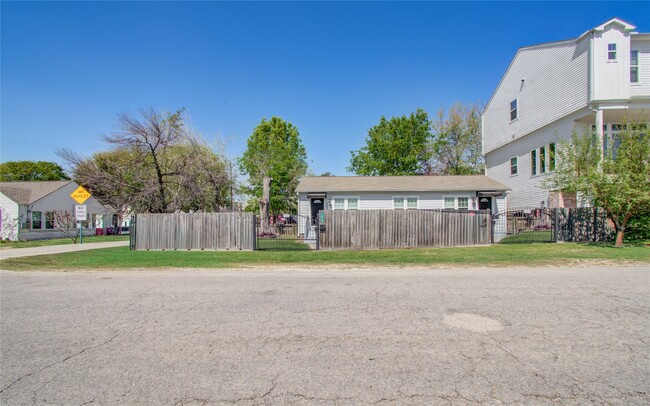 Building Photo - 1519 W 12th St