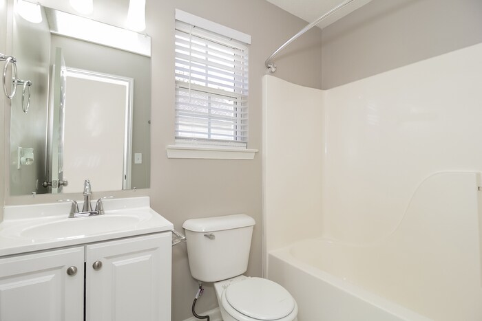 Building Photo - 661 Angela Dr