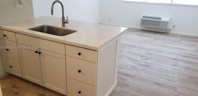 Building Photo - 2501 Riverside Dr