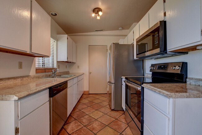 Building Photo - Home in Cliff Rose!