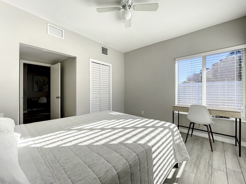 Bedroom 1 with workstation - 1500 Davie Blvd