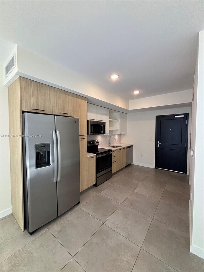 Building Photo - 16395 Biscayne Blvd