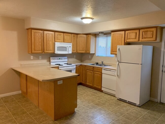 Building Photo - 790 N 2720 E