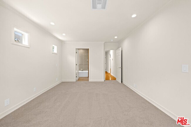 Building Photo - 704 Westbourne Dr
