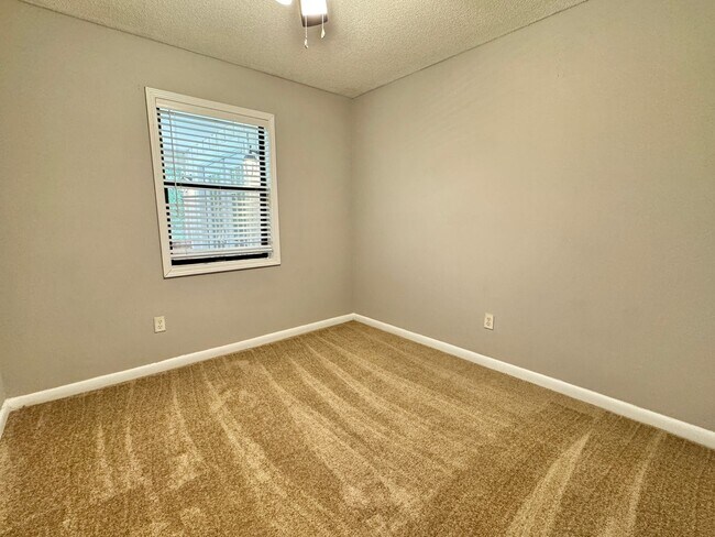 Building Photo - AVAILABLE AUGUST 2025 [PET FRIENDLY]