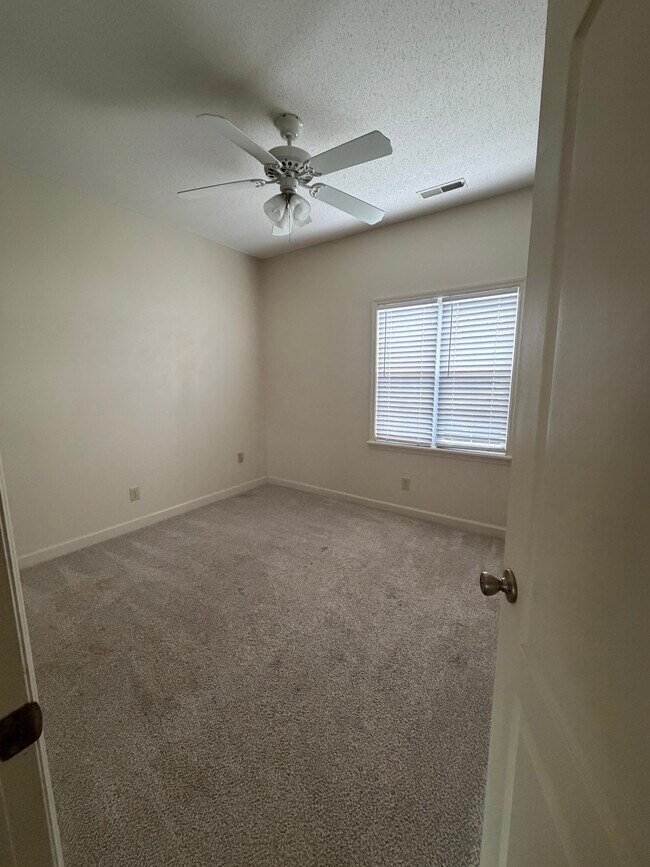 Building Photo - 200 Willow Green Dr