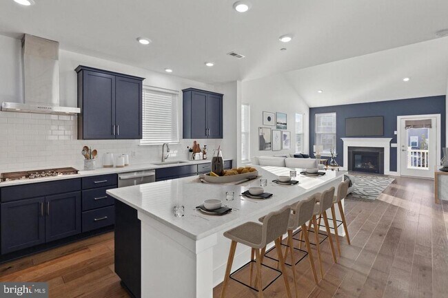 Building Photo - 10 Ladbroke Dr