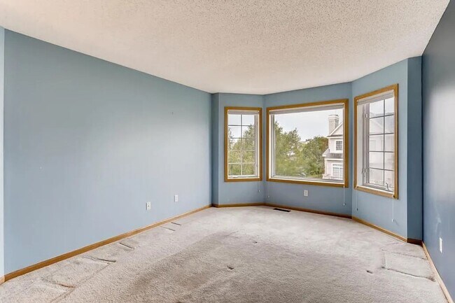 Building Photo - Bright End-Unit 2BD Townhome with Fireplace, Deck & Big Bedrooms
