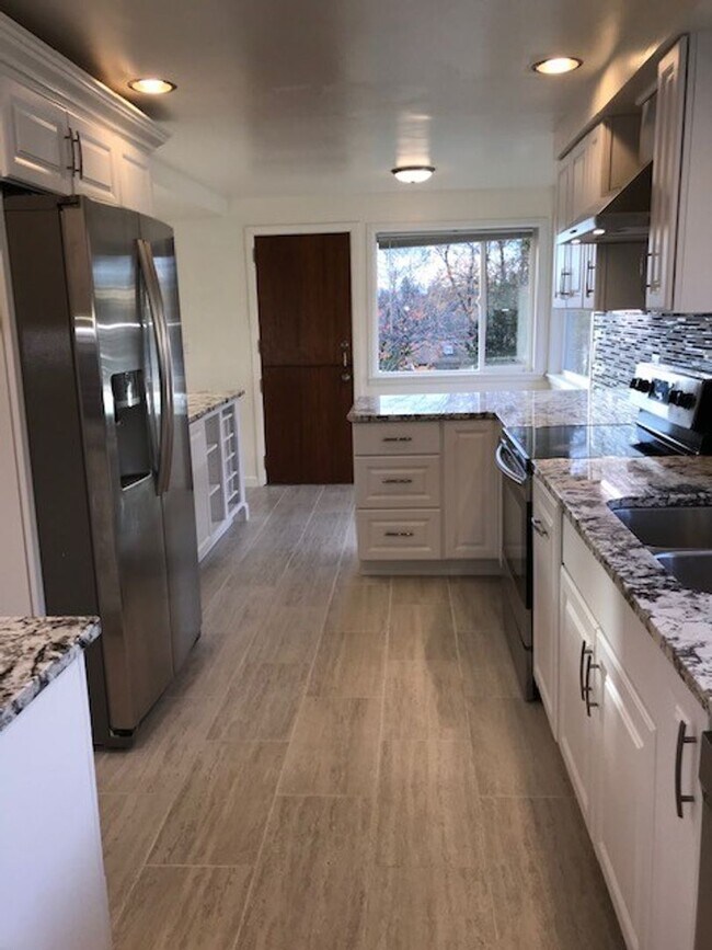 Building Photo - Pre-leasing-Beautiful Bryant Large Remodel...