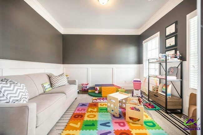 Building Photo - 421 Newport Ave