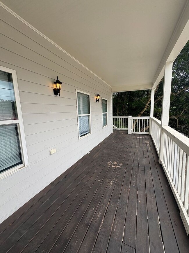 Building Photo - 5 bed, 4 bath townhome WALKING DISTANCE to Downtown & UGA campus!