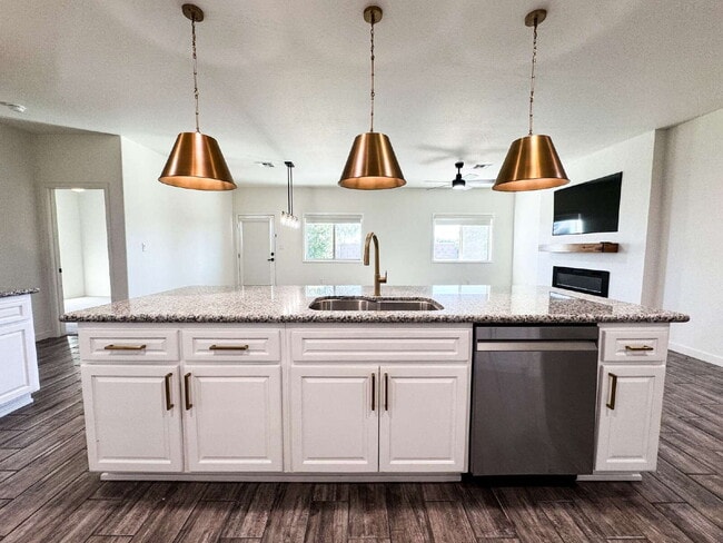 Building Photo - "Spacious 4-Bedroom, 2-Bathroom Home in Yu...
