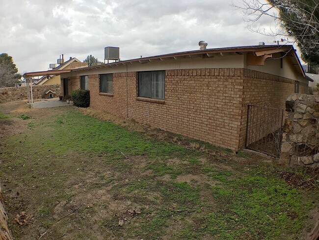 Building Photo - West El Paso 4 bed refrig A/C Home!