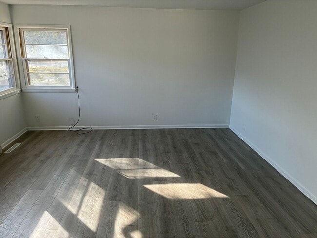 Building Photo - Fully remodeled 2 bed, 1 bath duplex walki...