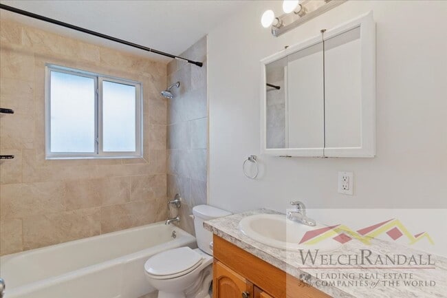 Building Photo - 2 Bedroom 1 Bath Duplex in Riverdale