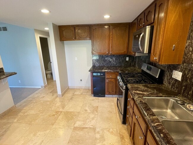 Building Photo - Impeccable end-unit La Mancha townhome in Mission Viejo