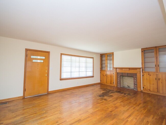 Building Photo - 707 Hine St N