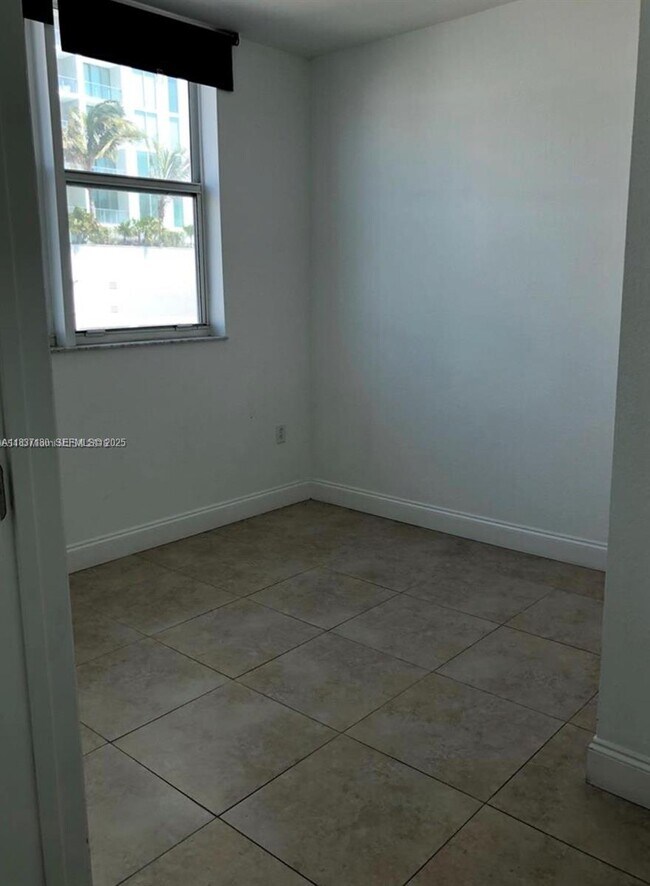 Building Photo - 520 NE 29th St