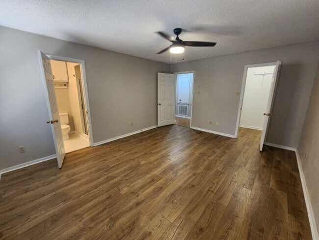 Building Photo - 309 Shadow View Dr