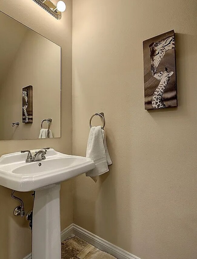 Building Photo - Gorgeous Townhouse in the Heart of Kirkland W/ Community Fitness Center & Hot Tub!