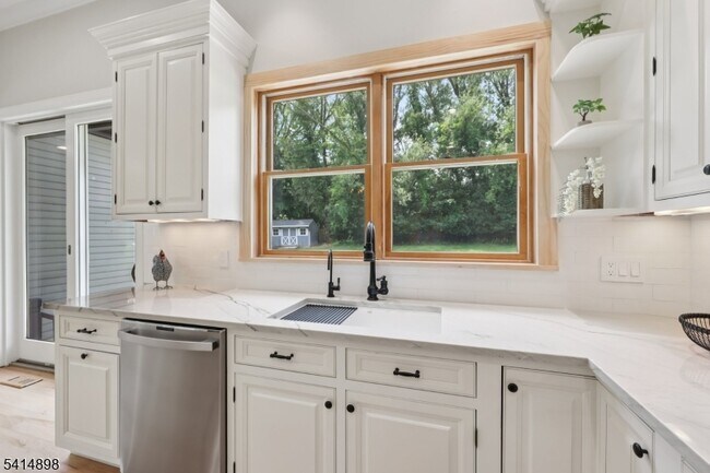 Building Photo - 5 Shores Rd