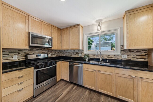 Building Photo - Single Family Home - Great location!