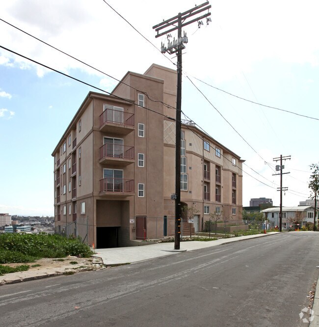 700 N Hill Pl - 4006